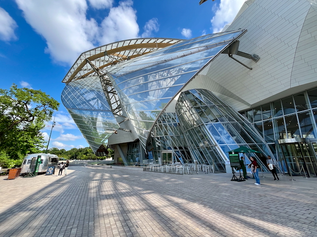 Louis Vuitton Foundation, Paris, Architect Frank Gehry. Exhibiting holistic design.